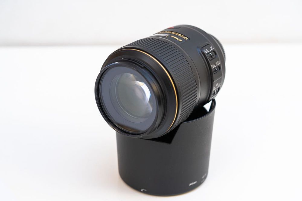 Lente Nikon 105 mm macro. Excelente óptica, focagem ultra-rápida.