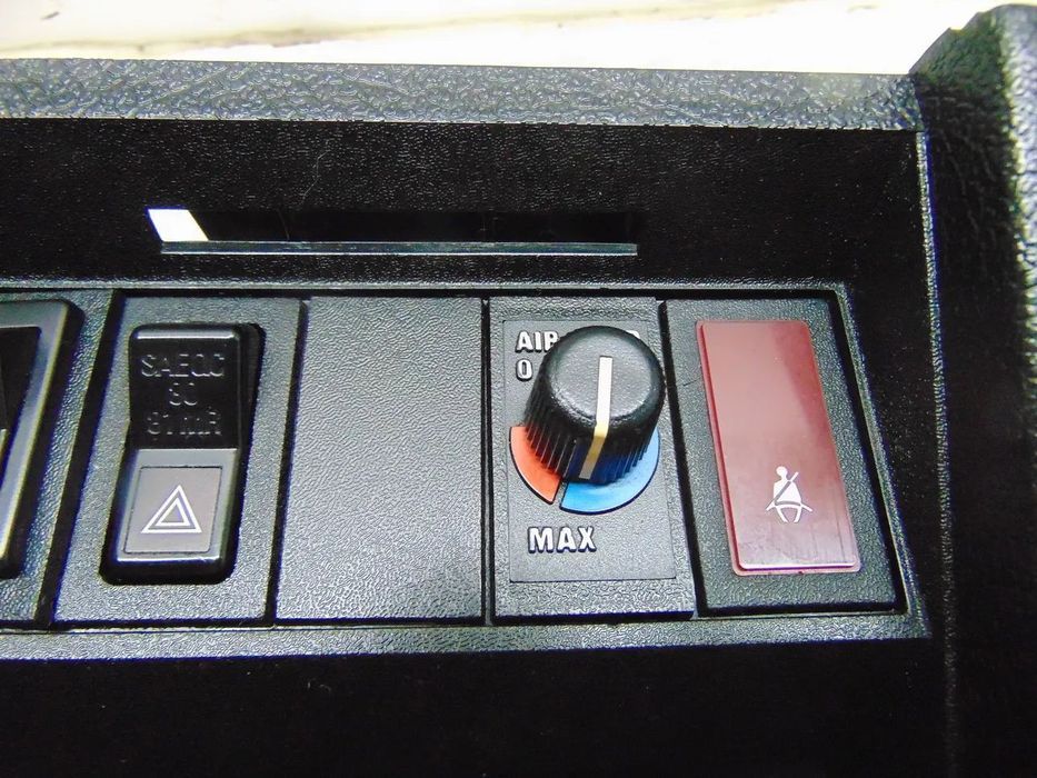 Volvo 244 consola frontal/Chapeleira usado em bom estado
