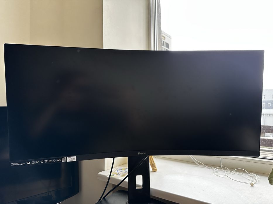 Монітор IIYAMA з вигнутим екраном