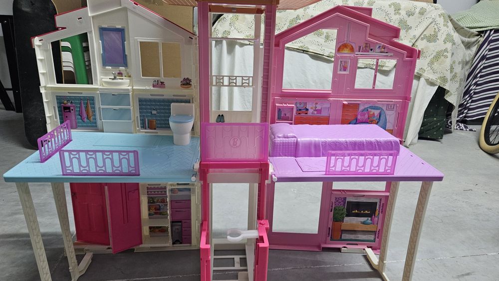 Conjunto Barbie: inclui casa Barbie story townhouse, bicicleta, carro
