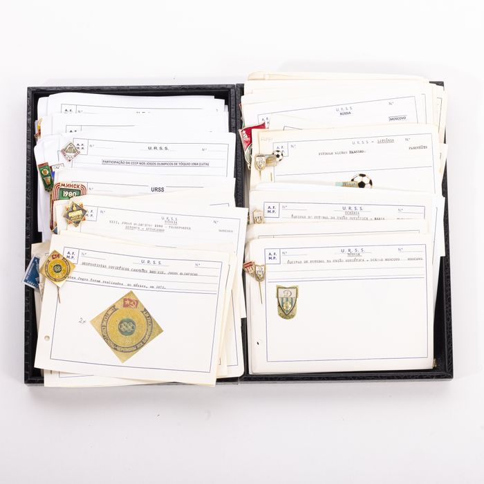 Colecionismo desportivo - Colecção de pins emblemas e crachás - 300