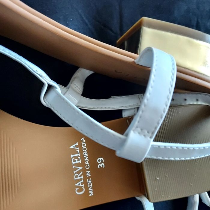 Sandały białe na paseczki delikatnie połyskujące Carvela