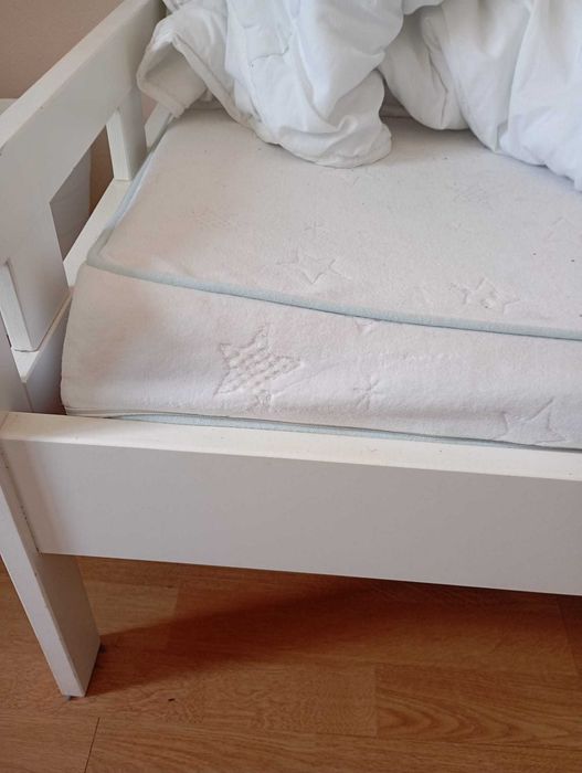 Cama de criança IKEA com colchão - usada a bom preço
