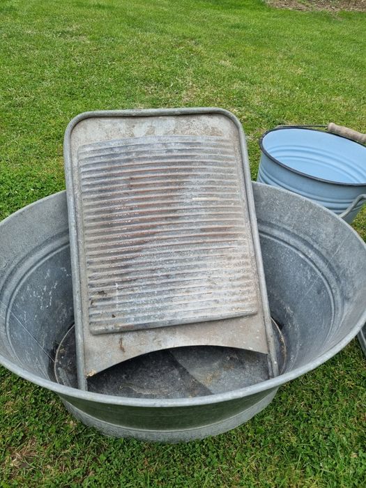 Pamiątki minionej epoki: tara balia, kocioł do gotowania bielizny.