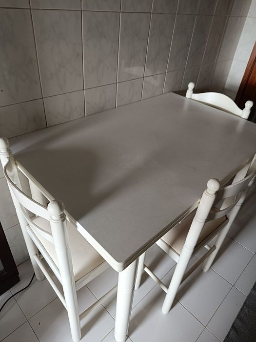 Mesa de cozinha branca e 3 cadeiras