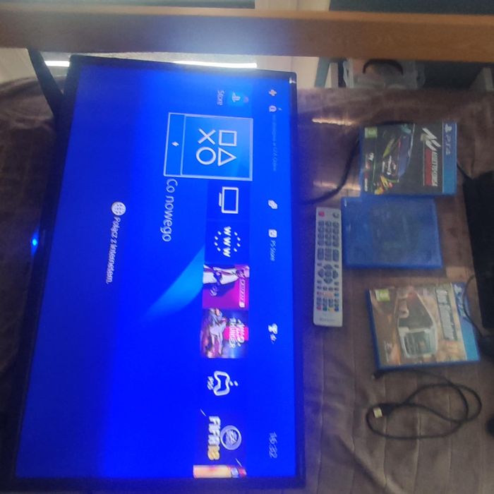 Konsola PS4 + Gry + Tv + stacja ładująca +Pady Zestaw dotowy do gry