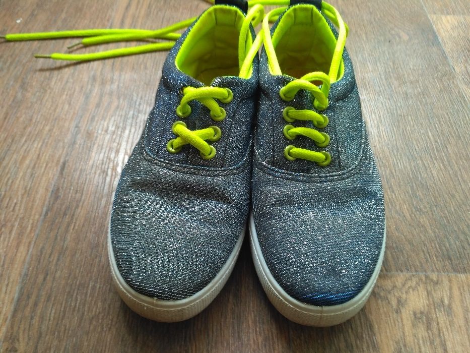 Кеды Слипоны серебристые люрекс яркие шнурки салатовые маленький разме