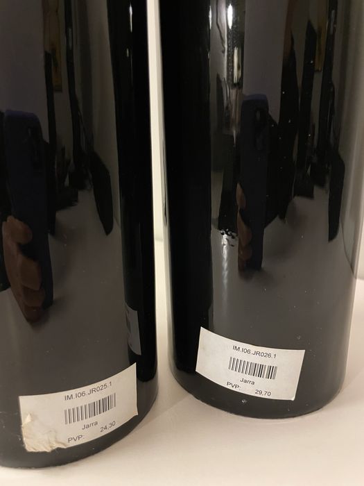 Par de jarras pretas