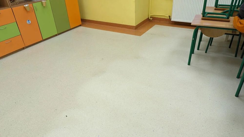Mycie posadzki magazynowej, doczyszczanie gresu,