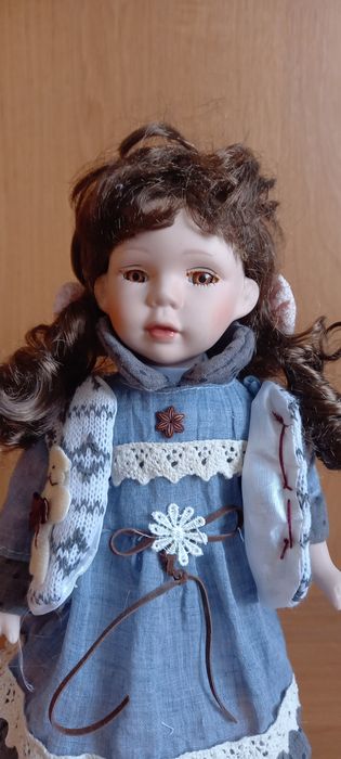 Кукла фарфоровая