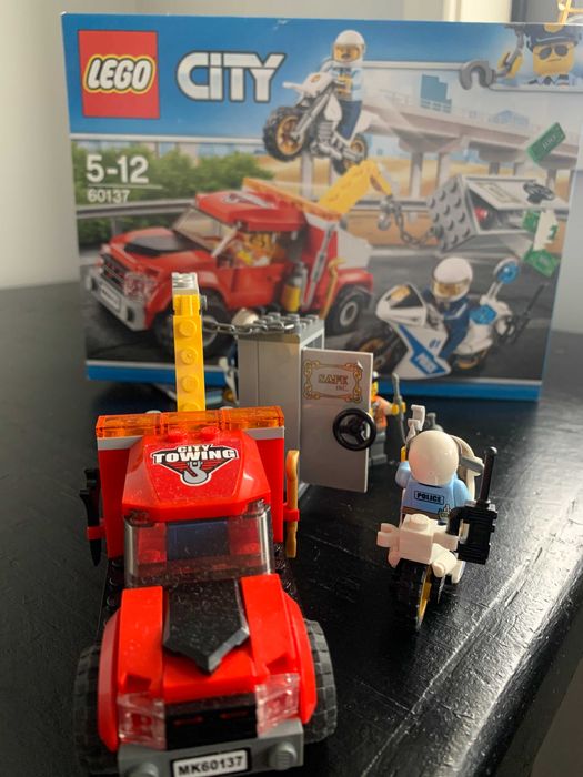 LEGO City Police : 60137 : Camião Reboque em Dificuldades