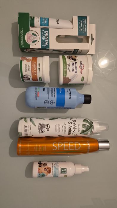 Lote de produtos de higiene e limpeza para cão.