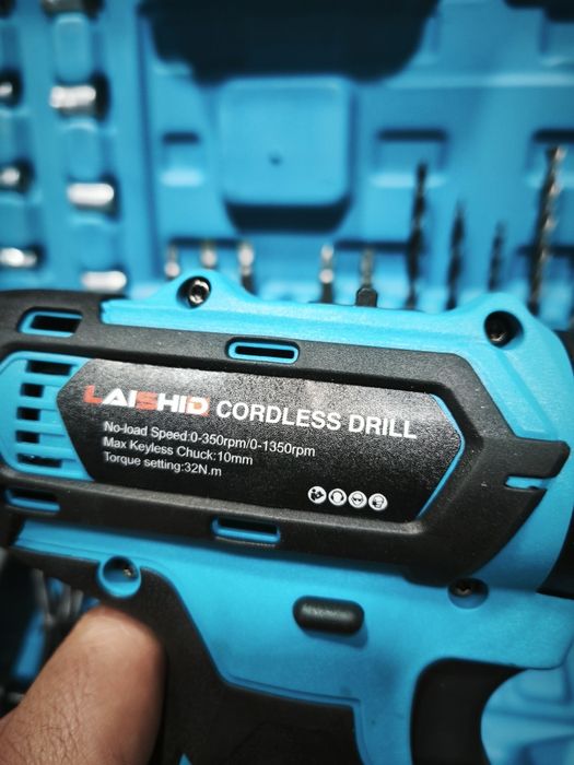 Máquina de furar e parafusos de impacto