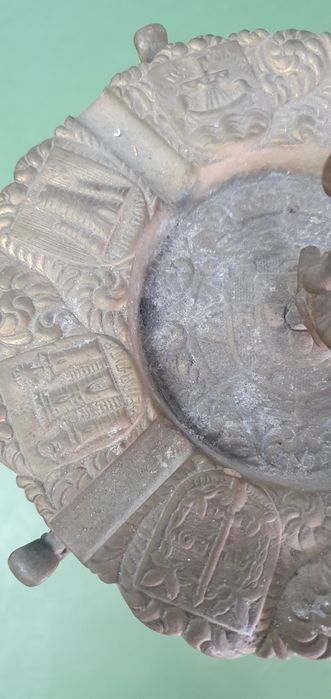 Cinzeiro de pé antigo com brasões