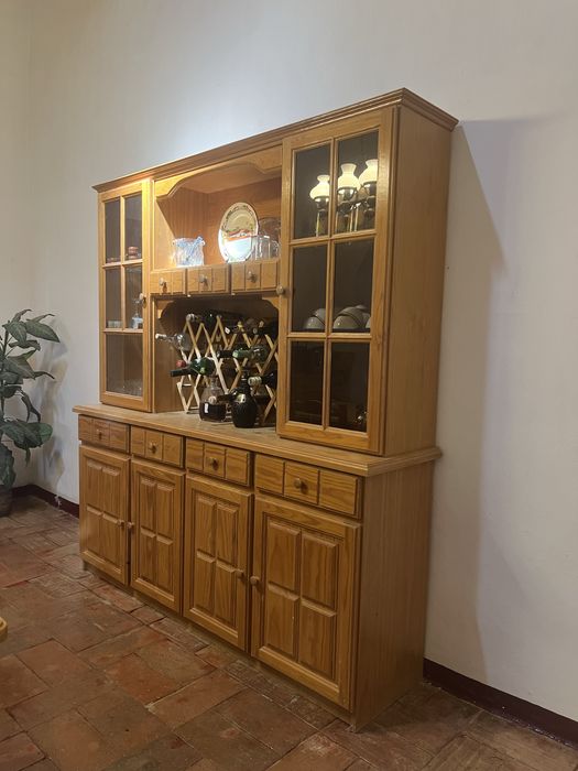 Mobília de sala de jantar completa em Pinho