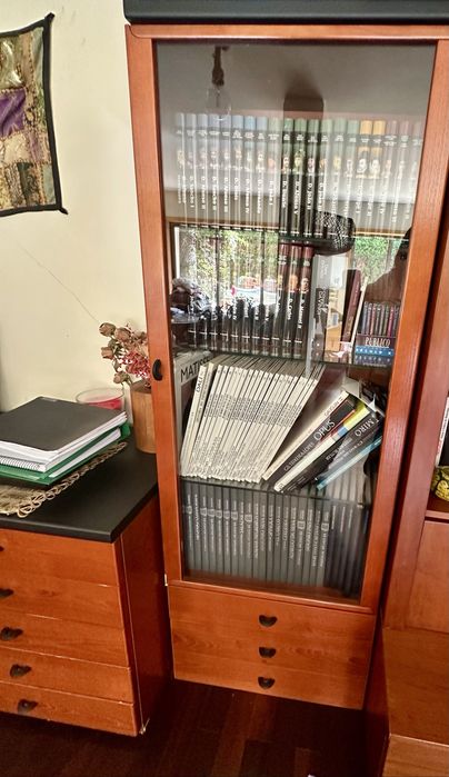 Aparador e duas vitrines. Inclui duas prateleiras de parede.