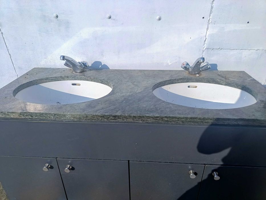 Blat granitowy do łazienki na dwie umywalki