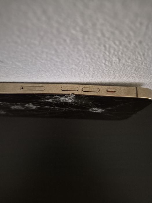 Mocno uszkodzony iphone 13 pro