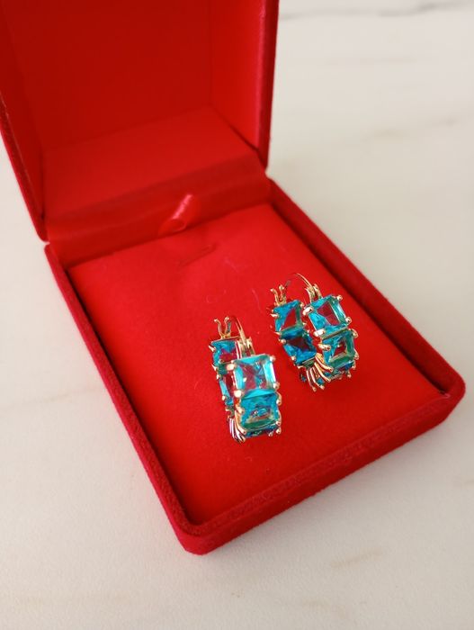 Kolczyki złote kółka z niebieskim kamieniem