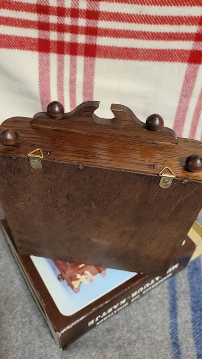 Drewniana mini witrynka 21x18x5 cm.