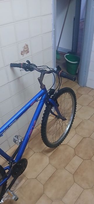 Bicicleta azul, confortável
