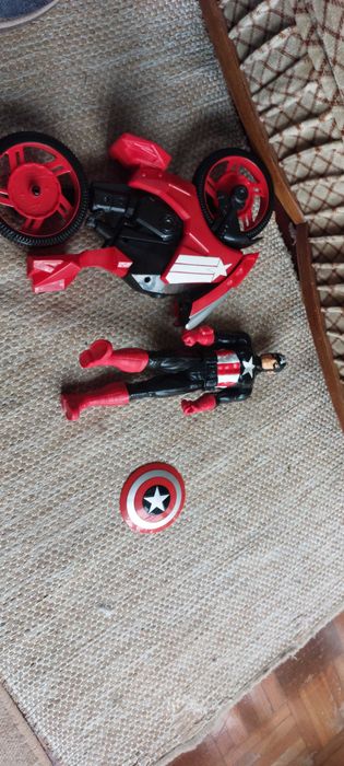 Capitão america com escudo e mota