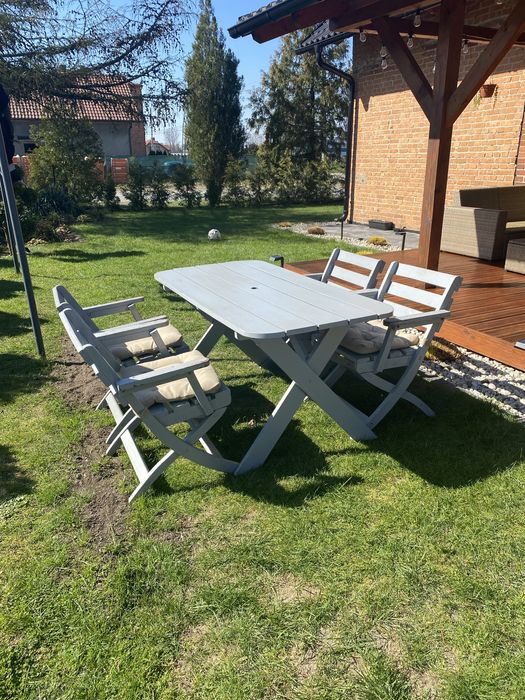 Stól  z krzeslami na zewnatrz