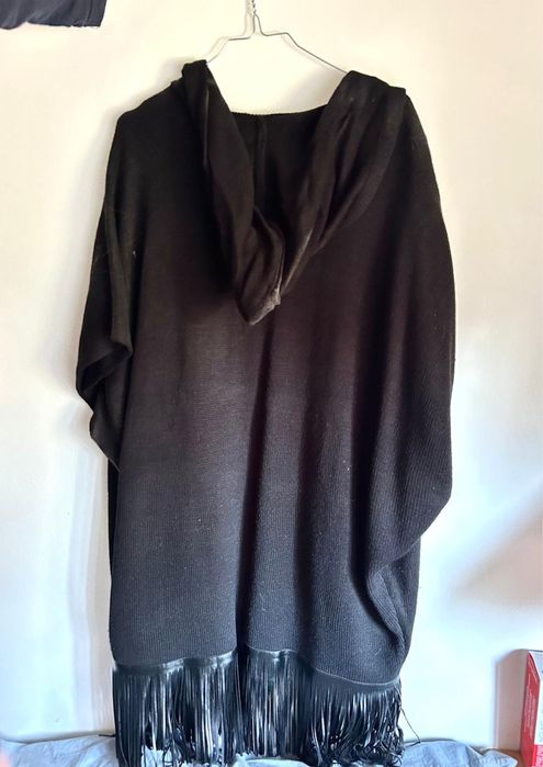 Casaco de malha preto comprido com farripas