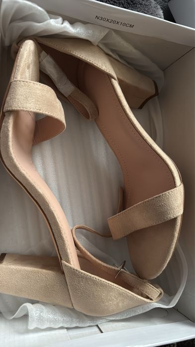 Бежеві туфлі на підборах 39р з відкритим передом