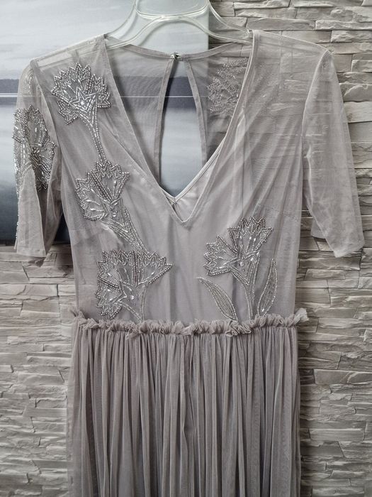 ASOS Sukienka midi z głębokim dekoltem i siateczką z ozdobnymi koralik