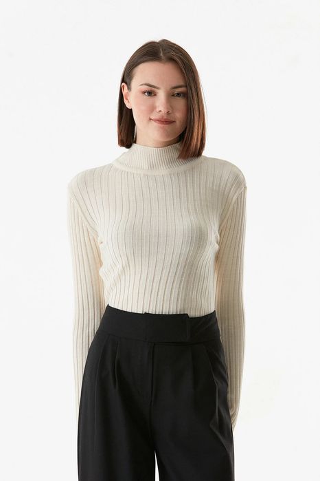 Elegancki sweter damski z prążkowanej dzianiny z golfem s/m 5ia