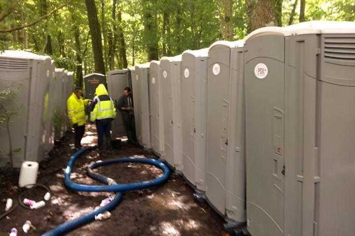 Выкачка сливных ям Ручна чистка каналізації Чистка ям септиків Мулосос