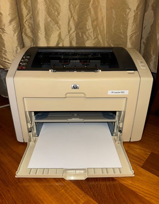 Продам легендарный лазерный принтер HP LaserJet 1022 картридж, кабеля