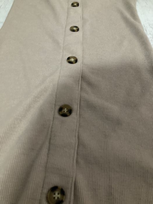 sukienka beżowa obcisła elegancka na impreze