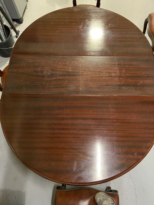 Mesa redonda/oval (extensivel) com 4 cadeiras.