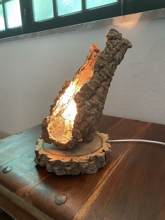 Candeeiro artesanal, rústico. Feito de cortiça. Ideal para iluminar e decorar.
