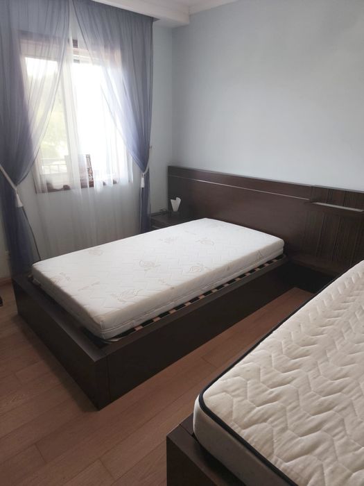 Cabeceira de Cama em Madeira Wengé com 2 Camas Individuais – Excelente Estado