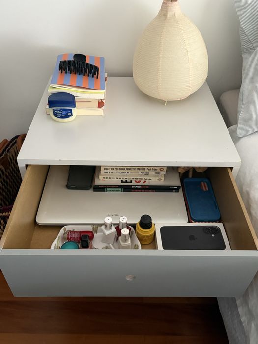 2 Mesinhas de Cabeceira Cinzentas - Muita organização