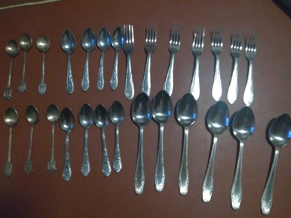 Продам ложки,  вилки  тарелки, хрусталь,  вазы, кастрюли, сервизы итп