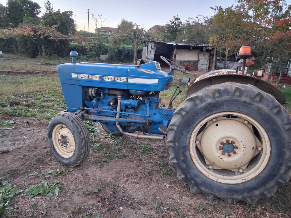 Vendo trator ford 3000