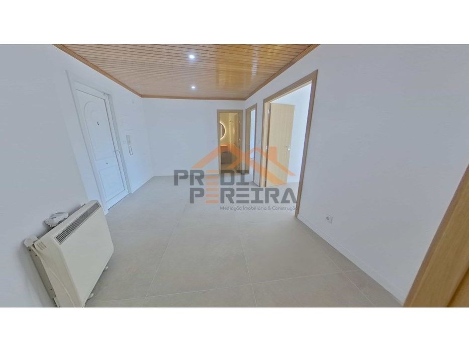 Apartamento T3 duplex remodelado, com box, situado em Casal de Cambra.