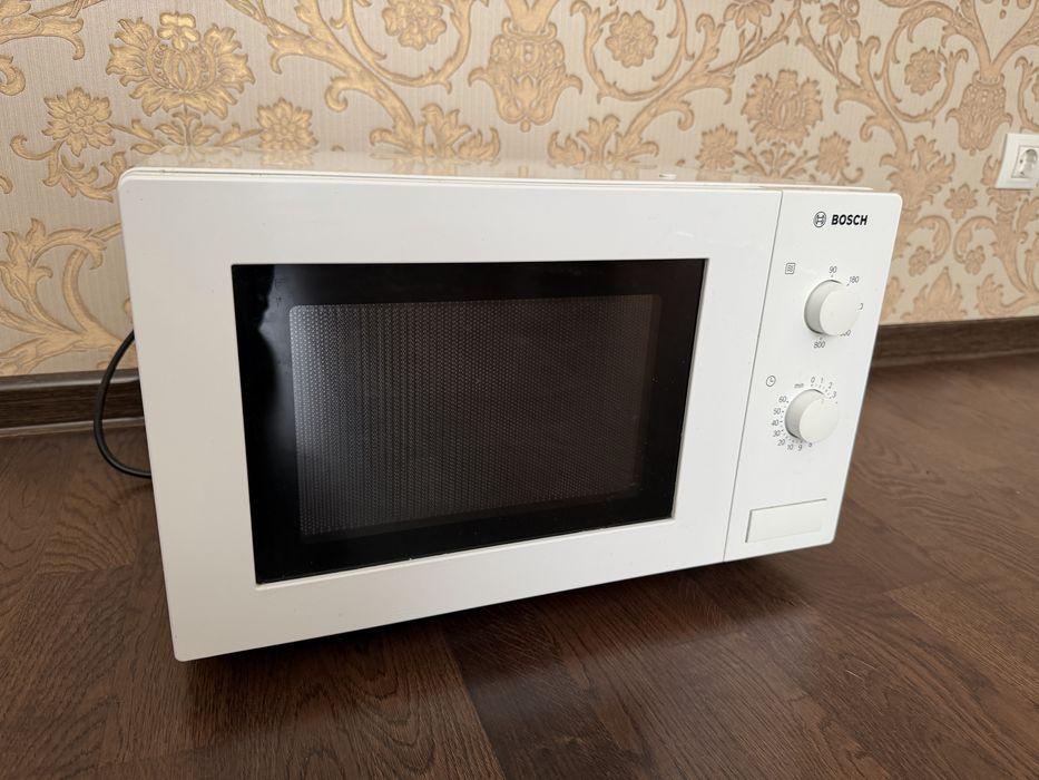 Мікрохвильова піч BOSCH HMT72M420, 800 Вт, 17 л, механічне керування