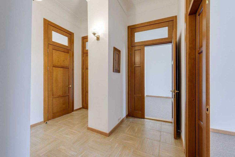 БЕЗ КОМІСІЇ. Продаж офісу 90 кв.м. Велика Васильківська, 42. Сталінка. Метро Площа Українських Героїв (Льва Толстого), Олімпійська, Палац Спорту