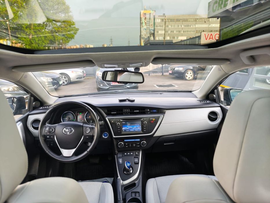 TOYOTA AURIS HYBRID 1,8 бенз+електро  2014