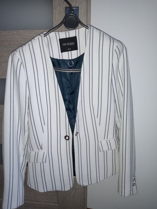 Marynarki biała w prążki i biała