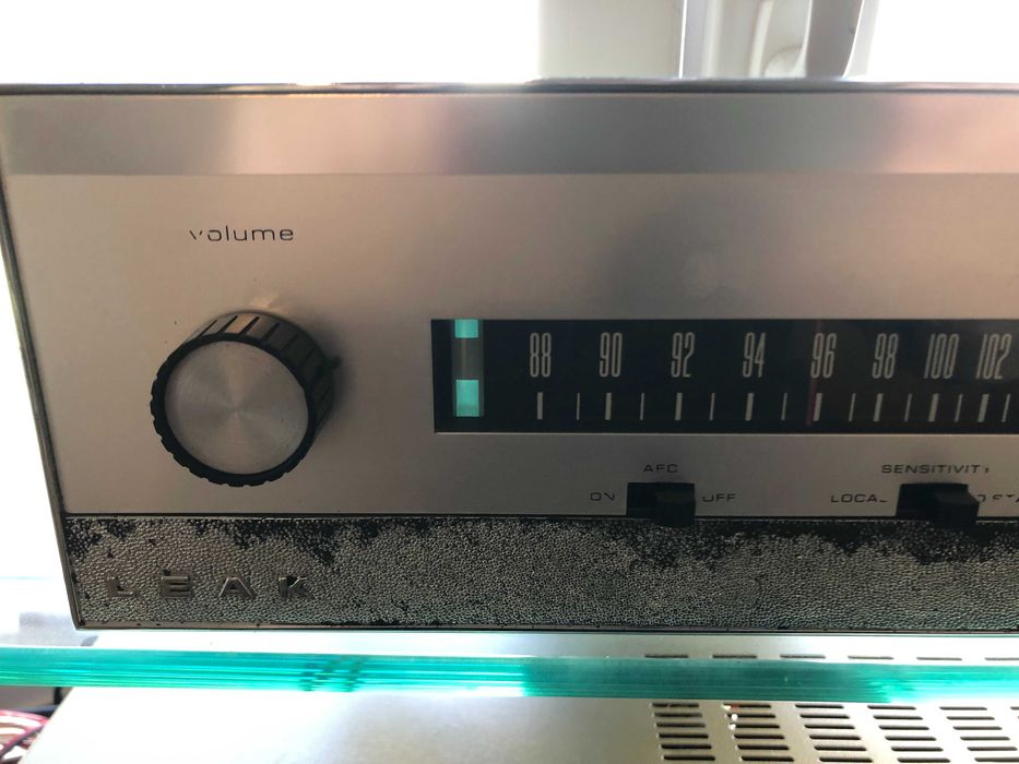LEAK Trough Line FM 3 (tuner clássico)