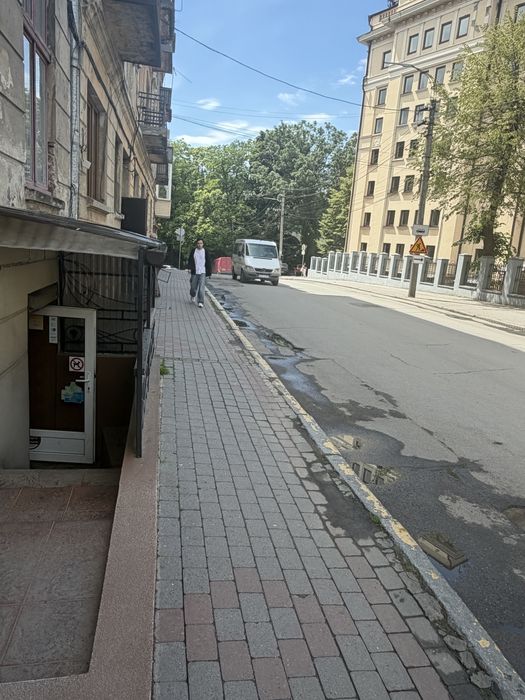 Здається на постіну основу приміщення
