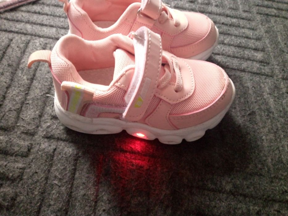 Дитячі кросівки на дівчину.
Розмір 22 світиться один.
200 грн