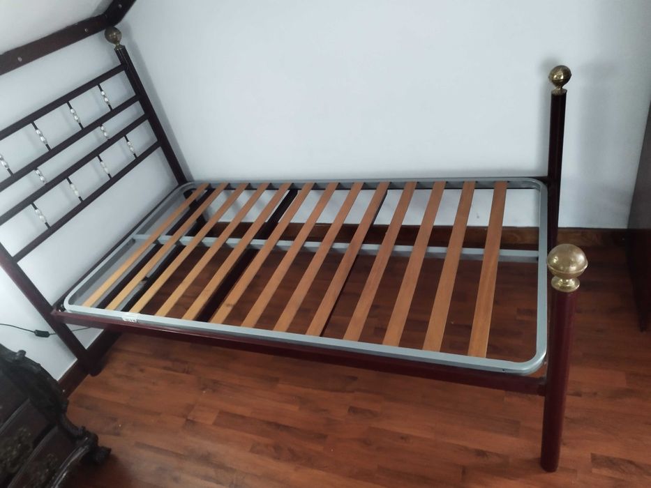 Cama com estrado