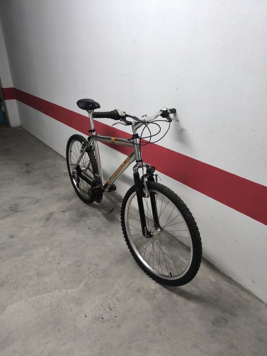 - Bicicleta BTT roda 26 em alumínio como nova